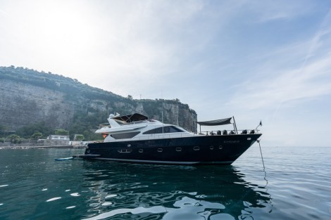 Review img # 15 of the yacht Resilience