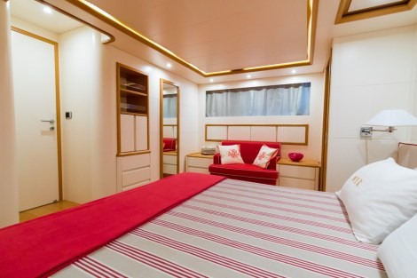 Review img # 3 of the yacht RIVIERA